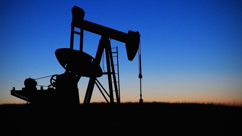 Pozzo di petrolio, impianto di estrazione petrolifera all'imbrunire. CC0 Public Domain da Pixabay.com