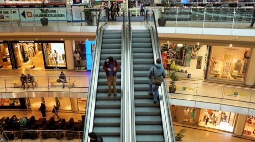 shopping in un centro commerciale, consumismo, modelli di consumo e acquisto critico. CC0 Creative Commons da Pixabay.com