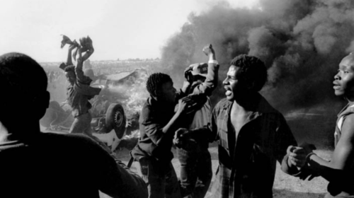 Una protesta contro l'apartheid in Sudafrica nel 1980. Nove anni prima, nel 1971 la Chiesa Episcopale americana, per conto di Iccr, votò all'assemblea General Motors per chiedere il ritiro dell'azienda dal Paese africano, dove vigeva la segregazione razziale. la prima vera iniziativa di azionariato attivo negli Stati Uniti.