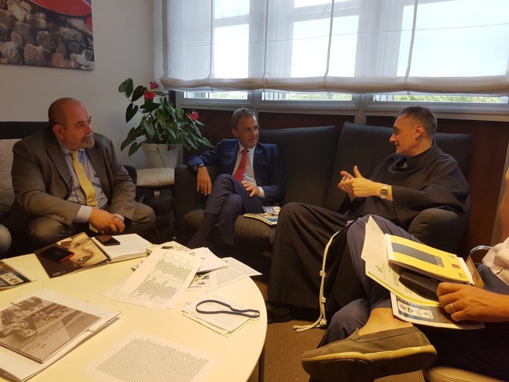 Il progetto di sostenibilità del Sacro Convento di Assisi viene illustrato al ministro dell'Ambiente, Sergio Costa dal coordinatore di Fra'Sole, Giuseppe Lanzi e dal Padre Custode del Convento, Fra' Mauro Gambetti.