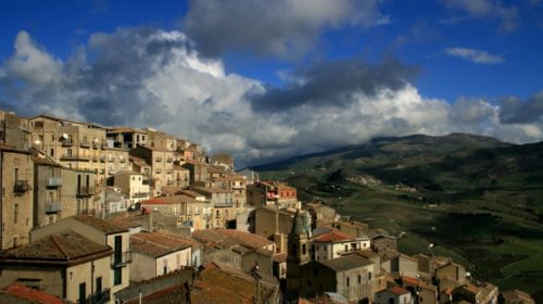 Gangi, in provincia di Palermo è uno dei borghi italiani che ha tentato la via della vendita delle proprie case a un euro. FONTE: Casea1euro.it