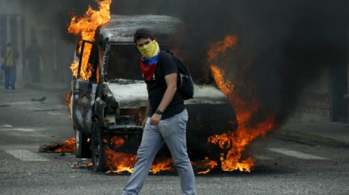 Scene di ordinaria protesta in Venezuela (2016). Nel 2019 il Pil della più tormentata nazione dell'America Latina si è contratto del 25%. Foto: DJANDYW.COM AKA NOBODY Attribution-ShareAlike 2.0 Generic (CC BY-SA 2.0)