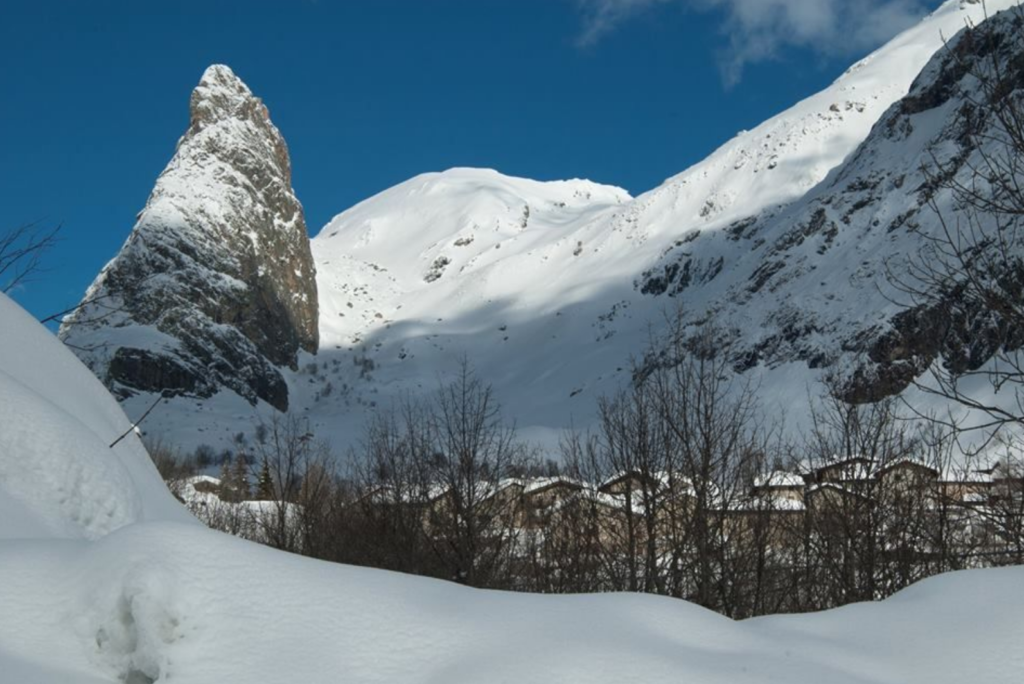 Uno scorcio invernale di Rocca Provenzale: la guglia domina la parte terminale della Val Maira e il borgo di Chiappera (Acceglio).