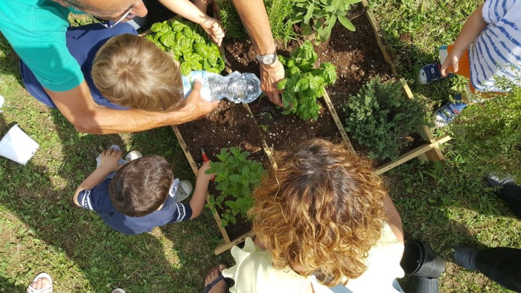 Bambini impegnati in corsi di educazione ambientale. FOTO: cooperativa sociale Genera di Milano