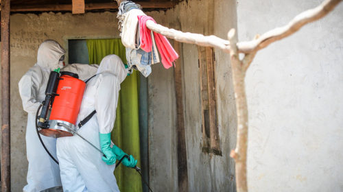 Sierra Leone, 2015: operazioni di disinfezione nel villaggio di Makamie, dove il virus Ebola ha ucciso il 60% dei residenti. Foto: DFID - UK Department for International Development Attribution 2.0 Generic (CC BY 2.0)