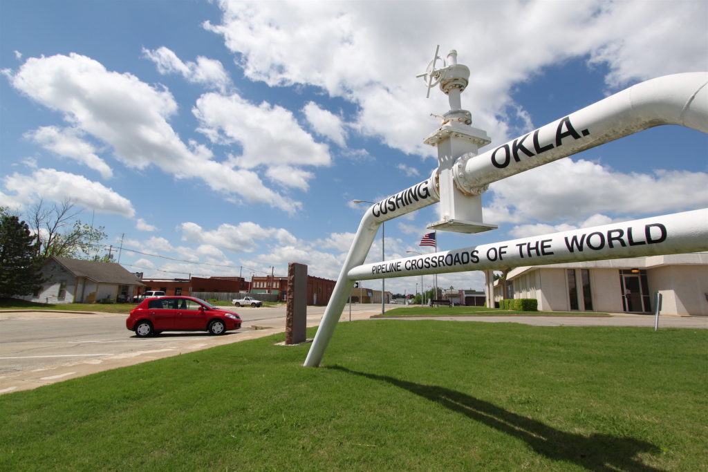 L'ingresso agli impianti di stoccaggio di Cushing in Oklahoma. Il deposito può contenere fino a 85 milioni di barili di greggio, pari a oltre 40 megapetroliere. FOTO: Roy Luck via Fickr.com