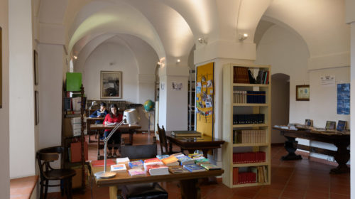Una delle biblioteche del collegio trecentesco La Sapienza Vecchia nel cuore del centro storico di Perugia, di proprietà della Fondazione ONAOSI. FOTO: Luca Bolli - Archivio Onaosi / Greenpress Environmedia.