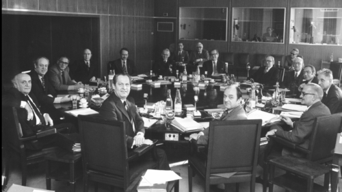 Una foto di gruppo della Commissione europea presieduta dal francese François-Xavier Ortoli. Fu durante la sua presidenza che l'allora CEE varò il primo bond comune per risponere alla crisi petrolifera. Di quella commissione facevano parte gli italiani Carlo Scarascia-Mugnozza e Altiero Spinelli.