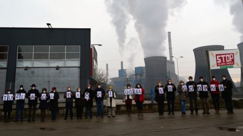 Un momento delle proteste contro la discarica di scorie della centrale a carbone di Tuzla.