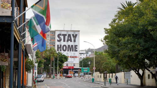 Gli appelli a rispettare il lockdown causato dal coronavirus tappezzano anche Cape Town, in Sudafrica. FOTO: fivepointsix - Flickr.com
