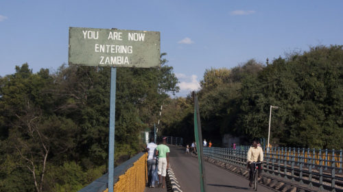 Il ponte sul fiume Zambesi presso la frontiera tra Zambia e Zimbabwe. I due Paesi costituiscono l'epicentro della crisi del debito che ha colpito l'Africa nel contesto della recessione post Covid. Foto: Robin Cafolla Attribution-ShareAlike 2.0 Generic (CC BY-SA 2.0)
