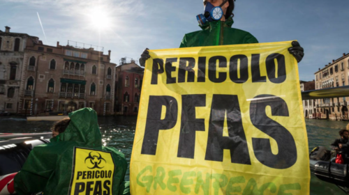 Azione dimostrativa di Greenpeace contro l'inquinamento da PFAS in Veneto. In alcune aree della Regione l'esposizione a queste sostanze chimiche è particolarmente elevata. FOTO: Greenpeace Italia