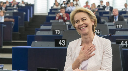 Ursula von der Leyen è la principale destinataria della lettera firmata da 92 organizzazioni della società civile. I firmatari chiedono alla Commissione UE di cancellare un controverso contratto di consulenza con il colosso finanziario BlackRock. Foto: European Parliament Attribution 2.0 Generic (CC BY 2.0)