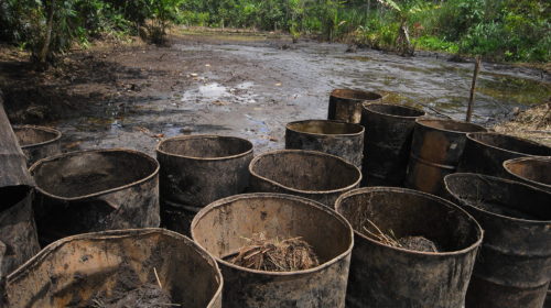 Un esempio di danni causati dalle estrazioni petrolifere della Chevron nel 2017 nelle aree di alcuni villaggi in Ecuador. FOTO: Julien Gomba via Flickr CC 2.0.