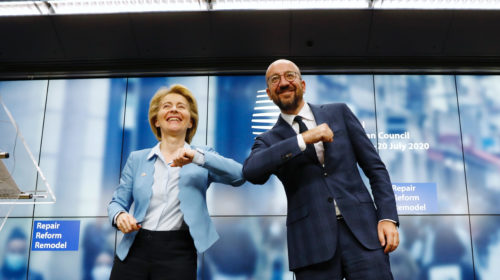 La presidente della Commissione europea, Ursula von der Leyen e il presidente del Consiglio europeo, Charles Michel raggianti dopo l'esito positivo del delicato Consiglio europeo di luglio 2020 sul Recovery Fund e sul budget Ue.