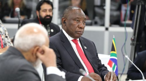 Il presidente sudafricano Cyril Ramaphosa. Il FMI ha approvato un intervento da 4,3 miliardi di dollari per sostenere iniziative di welfare e stabilizzare il debito di Pretoria. Il Sudafrica, terzo Paese più ricco del mondo in termini di biodiversità, sperimenterà quest’anno una contrazione economica pari al 7,2% del Pil. Foto: Kremlin.ru Attribution 4.0 International (CC BY 4.0)