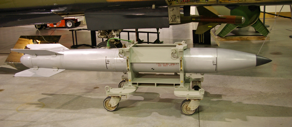 Una bomba dotata di testata nucleare B61 © Wikimedia, autore sconosciuto, ottobre 2008. Dominio pubblico