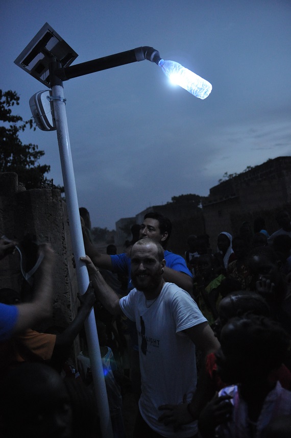 Senegal - Sinou Mbarick - Regione di Thies - 2015 - Primo progetto di Liter Of Light Italia - Dicembre 2015 - fonte Glocal Impact Network/Liter of light