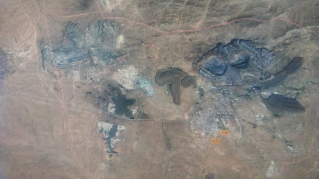 aerea dell'area mineraria di Bayan Obo, nella parte occidentale della Mongolia interna, zona mineraria di competenza per China Northern Rare Earth - Wikimedia / Squishyhippie - Own work, CC BY-SA 4.0