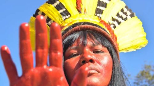 Amazzonia Watatakalu Yawalapiti, attivista a capo del Movimento delle donne indigene dello Xingu durante una protesta © Complicity in destruction 3, Amazon Watch, 2021
