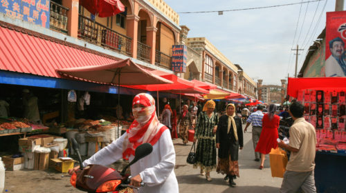 Kashgar, Cina. 30 luglio 2011. La via principale del mercato di Kashgar nello Xinjiang, vicino al confine con il Kirghizistan, il Tagikistan, l'Afghanistan e il Pakistan. ©JordiStock/iStockPhoto