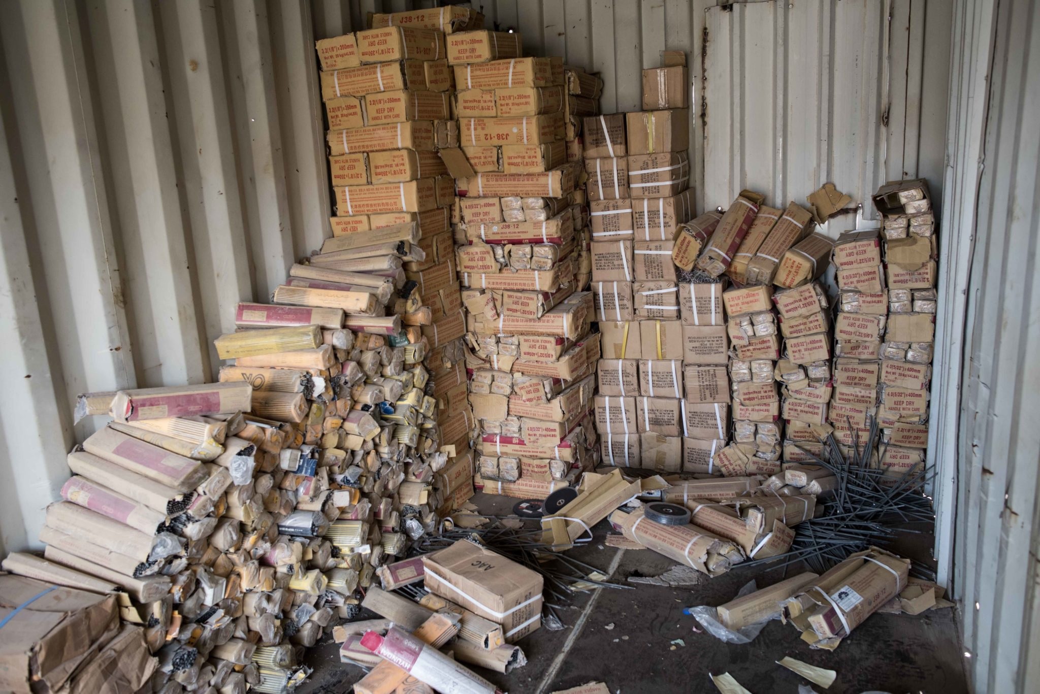container pieno di detonatori e materiale per realizzare autobombe, Mosul Ovest