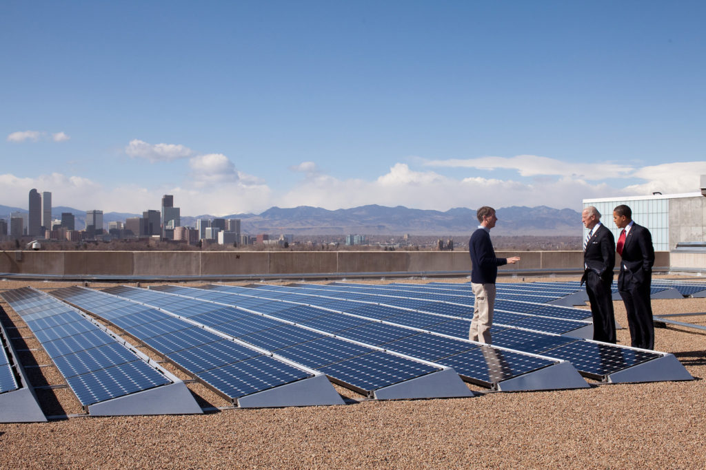 Joe Biden visita un'installazione solare a Denver