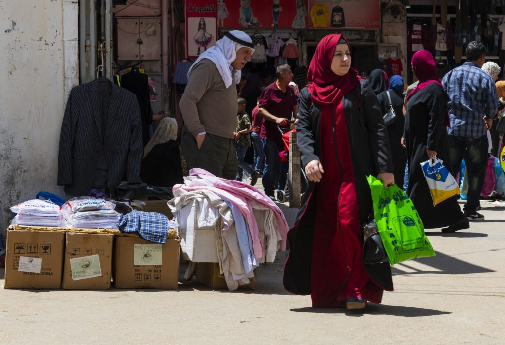 Una donna in un mercato di Ramallah, in Palestina 