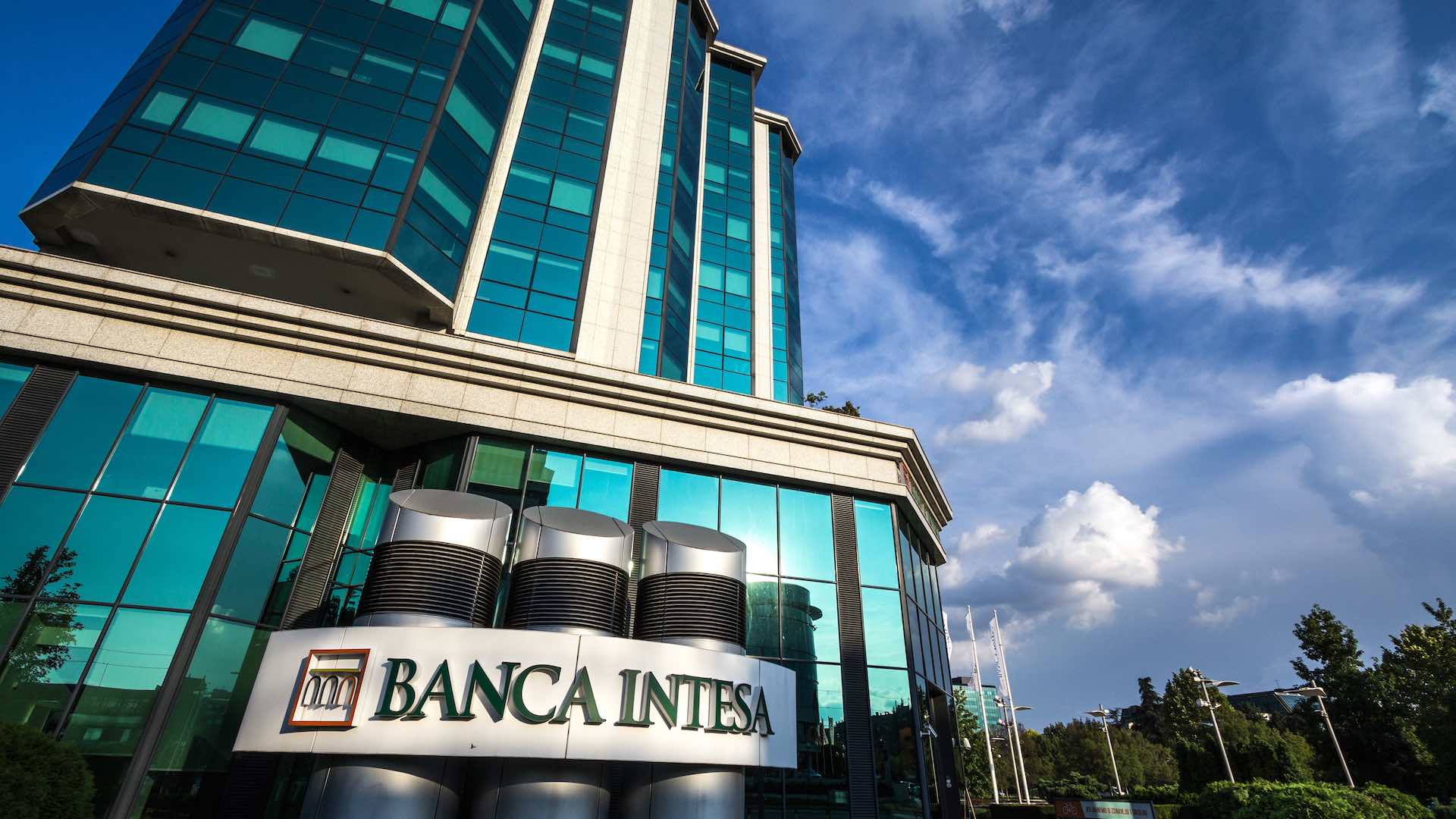 Intesa Sanpaolo nel mirino delle associazioni ecologiste Intesa Sanpaolo nel mirino delle associazioni ecologiste