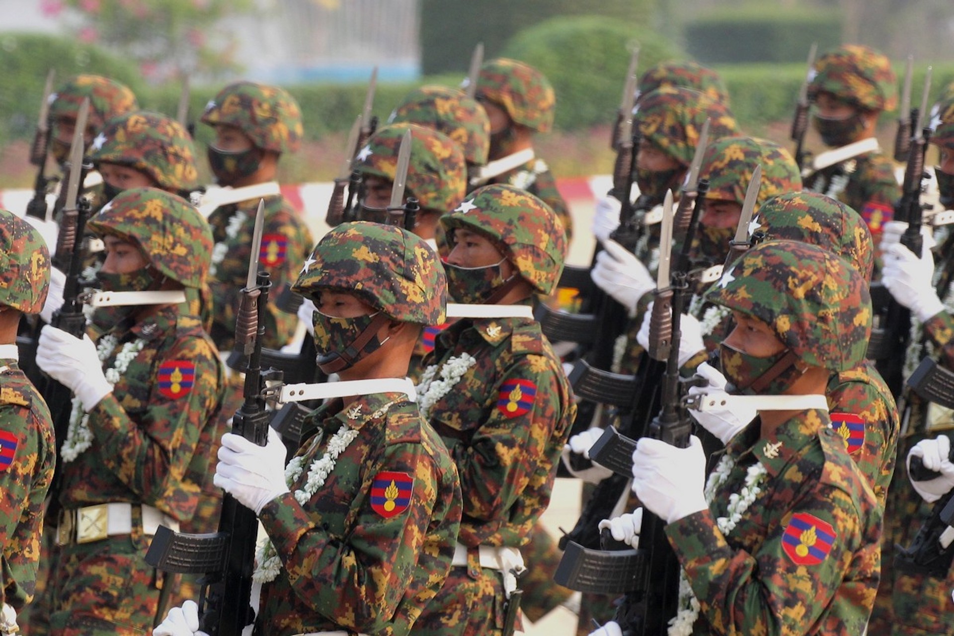 Militari dell'esercito del Myanmar nel corso di una parata nel 2021