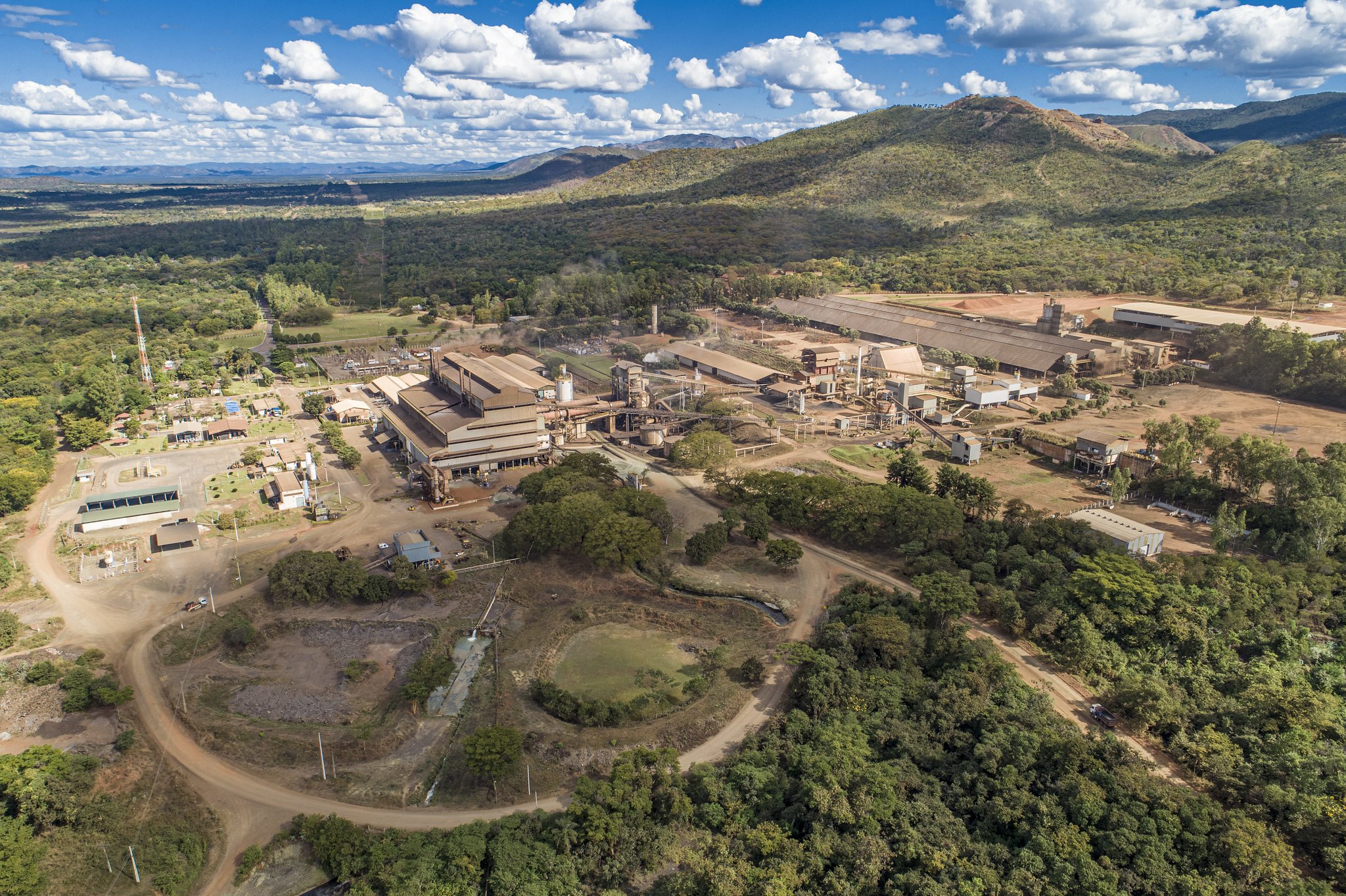 miniere in Amazzonia: impianto di estrazione e lavorazione del nichel a Niquelandia, Brasile