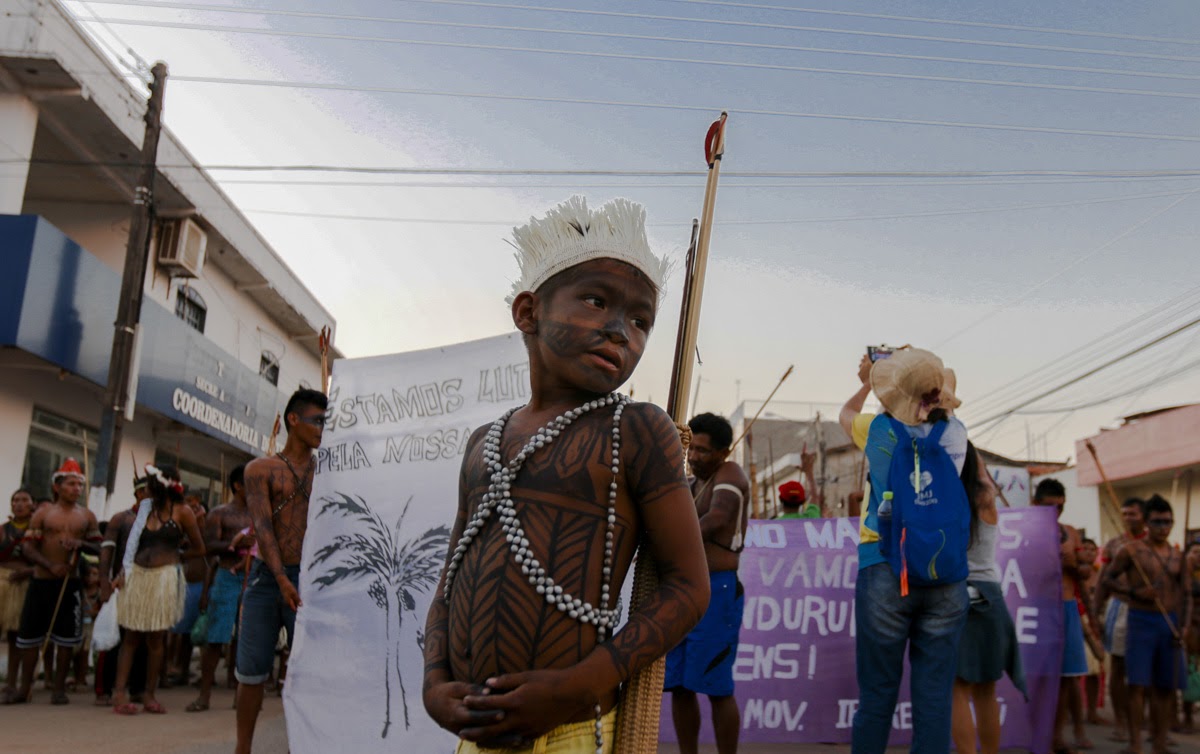 protesta delle popolazioni indigene contro i grandi progetti idroelettrici sul fiume Tapajos, Brasile