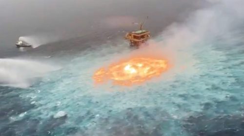 L'incendio nel Golfo del Messico vicino ad una piattaforma petrolifera della compagnia messicana Pemex © Foto tratta da Facebook