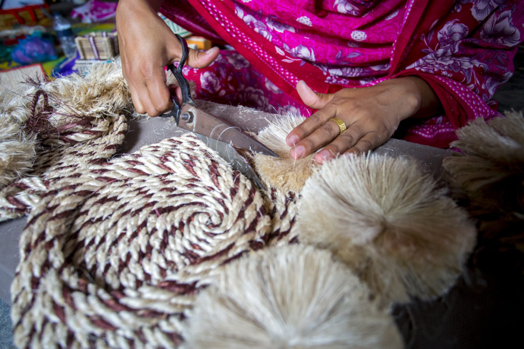 moda, mani operaia tessile al lavoro in Bangladesh