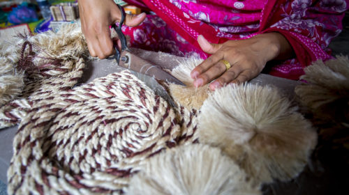 moda, mani operaia tessile al lavoro in Bangladesh