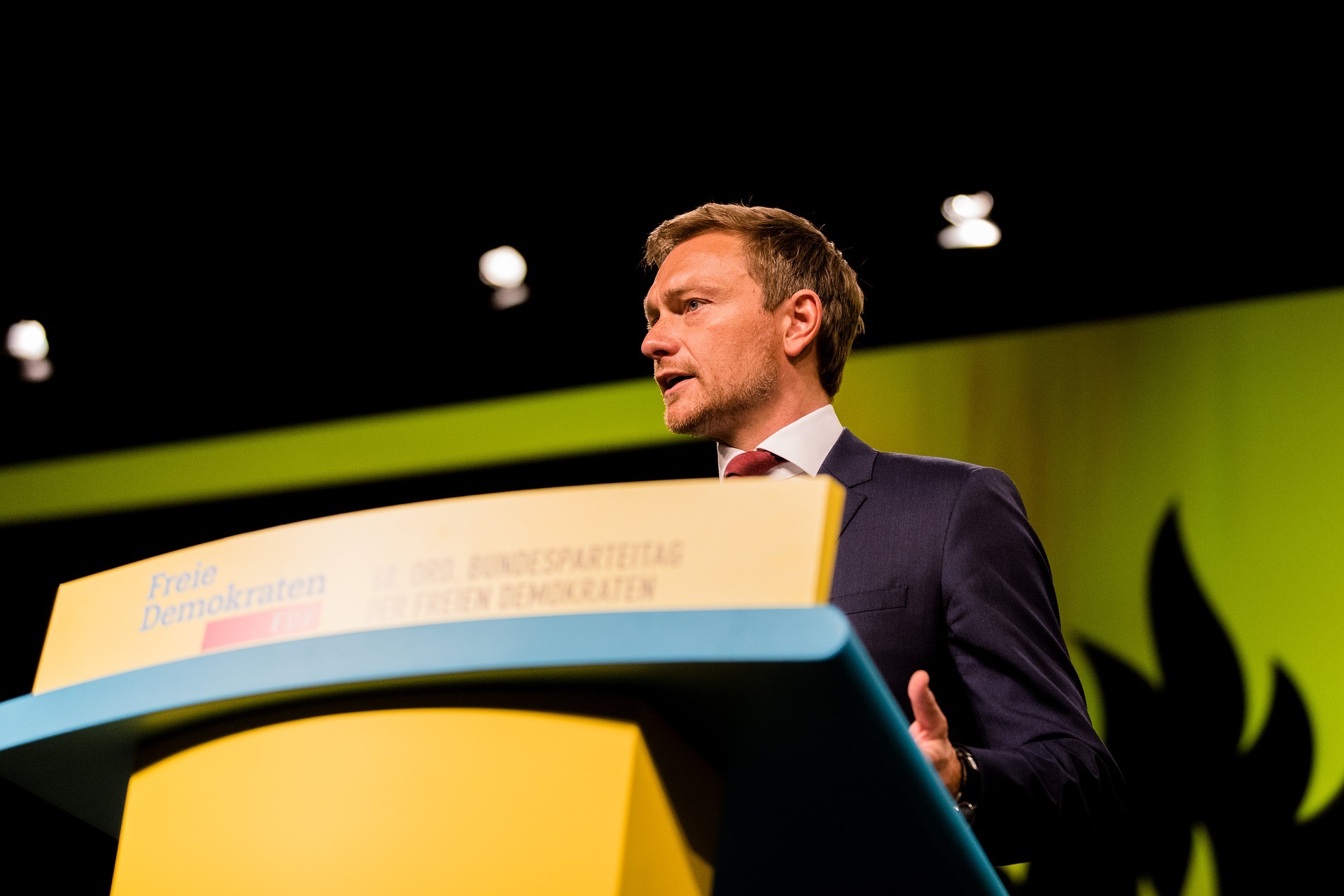Christian Lindner, leader dei liberali tedeschi che dovrebbero formare un nuovo governo in Germania assieme a Verdi e socialdemocratici