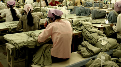 Lavoratrici in una fabbrica tessile in Asia
