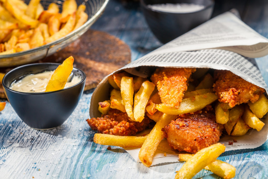 cibo ed emissioni di CO2: pesce fritto e patatine ovvero la ricetta tipica inglese del fish and chips