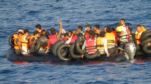 Un’imbarcazione di migranti alla deriva Frontex