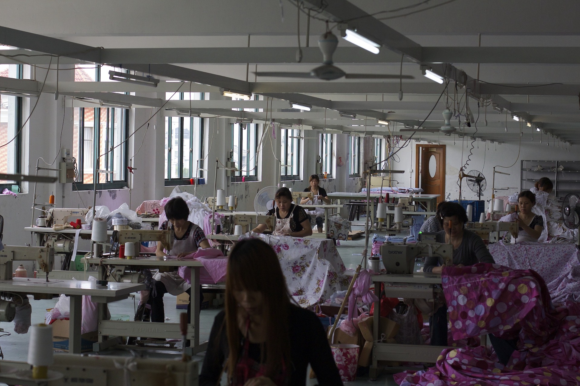 Donne al lavoro in una fabbrica tessile in Cina © Lindsay Maizland Wikimedia Commons