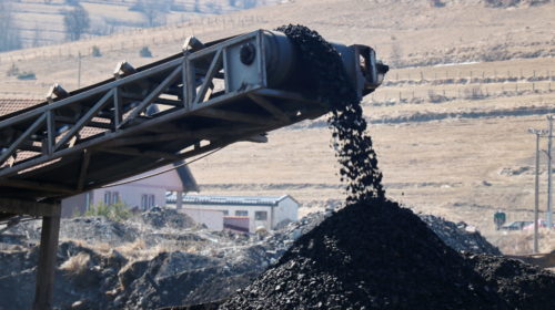 carbone che cade dal nastro trasportatore © keni1/istockphoto
