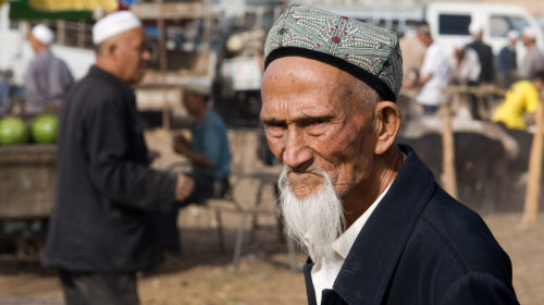 Un uomo di etnia uiguri in un mercato di Kashgar, in Cina
