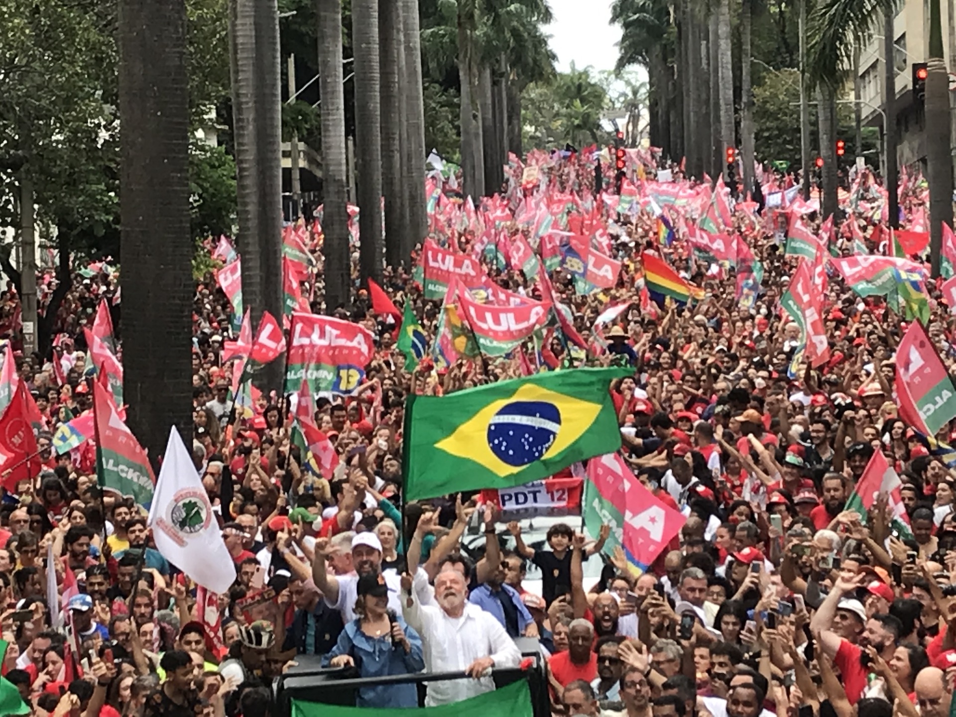 Lula sventola la bandiera del Brasile in mezzo alla folla, 9 ottobre 2022 © Giorgio Michalopoulos