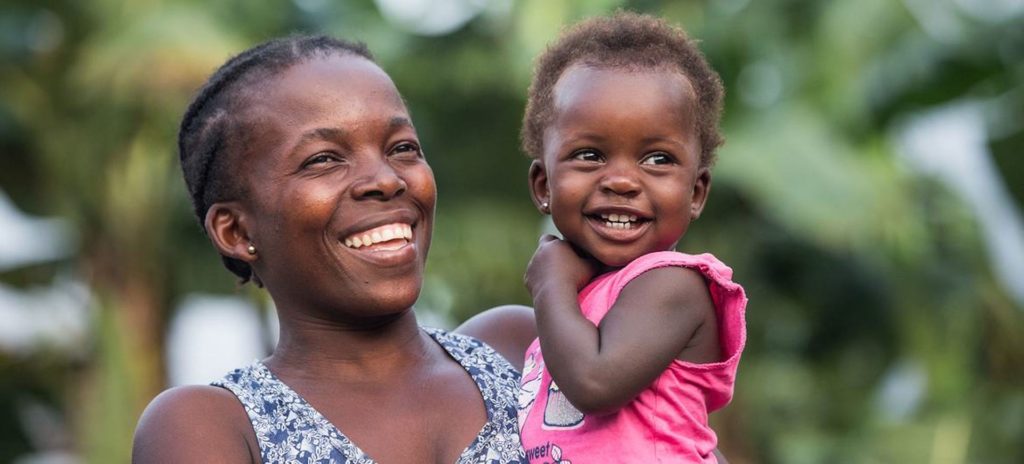 Una donna tiene in braccio la figlia di 18 mesi a São Tomé e Príncipe