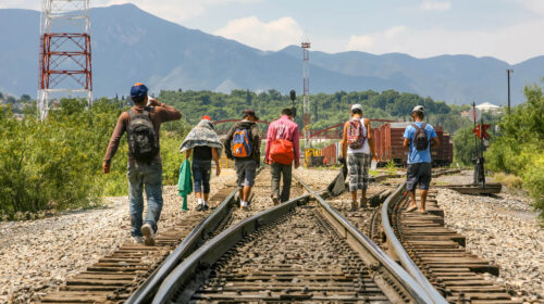migranti al confine tra Usa e Messico