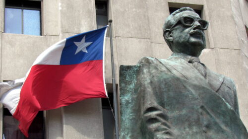 Una statua di Salvador Allende a Santiago del Cile