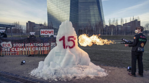 manifestazione per il clima di fronte alla sede della Banca Centrale Europea