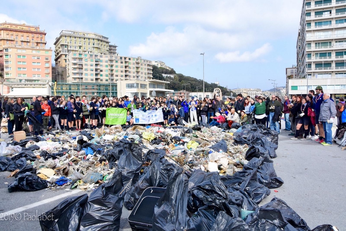 Una pulizia della spiaggia organizzata a Genova © Cittadini Sostenibili Genova