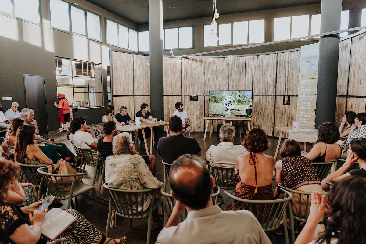 Santi Paduli Avvio della Coprogettazione I banchetti della ribellione Gentile 2024 credit Luca Coluccia Santa Fucina