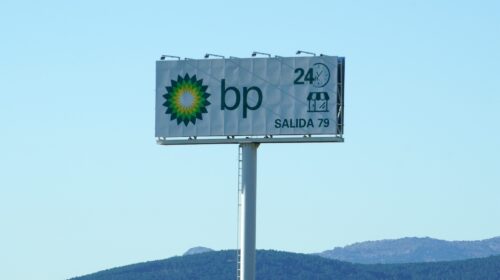 British Petroleum e molte altre grandi compagnie delle fonti fossili sta abbandonando i già scarsi impegni a favore della transizione ecologica